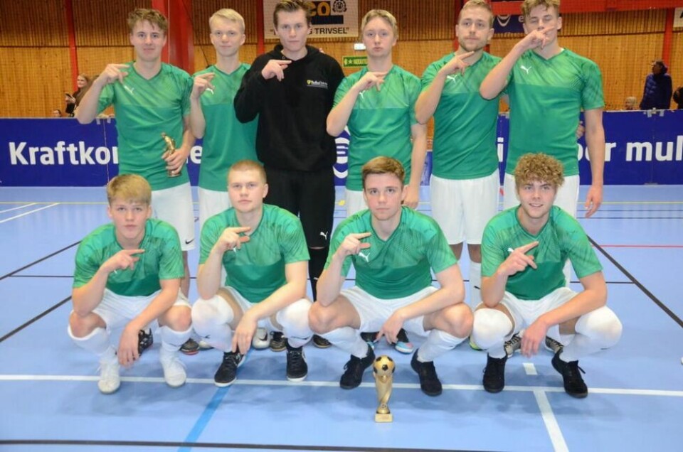 TITTELFORSVARERE. Official FUT vant i sin første deltakelse i SKS X-mas cup. I finalen ble det seier 5-3. På laget spilte Simen Olsen, Jonas Melhus, Esben Kristensen, Marius Moland, Kristian Monssen Furumo, Tobias Testad, Markus Olsen, Richard Johansen Halvorsen, Isac Karlsen, Sindre Edvardsen, Tobias Olsen. TITTELFORSVARERE. Official FUT vant i sin første deltakelse i SKS X-mas cup. I finalen ble det seier 5-3. På laget spilte Simen Olsen, Jonas Melhus, Esben Kristensen, Marius Moland, Kristian Monssen Furumo, Tobias Testad, Markus Olsen, Richard Johansen Halvorsen, Isac Karlsen, Sindre Edvardsen, Tobias Olsen. Foto: Alle foto: Espen Johansen