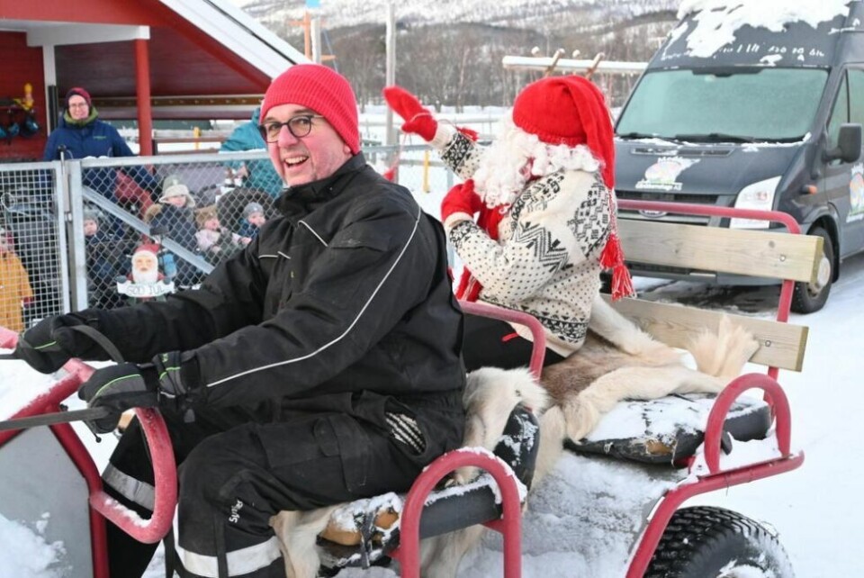 TRYGG SJÅFØR. Jostein Hunstad sørget for trygg transport av fjøsnissen fra ankomst-stedet til låven like ved barnehagen. TRYGG SJÅFØR. Jostein Hunstad sørget for trygg transport av fjøsnissen fra ankomst-stedet til låven like ved barnehagen. Foto: Kenneth Strømsvåg