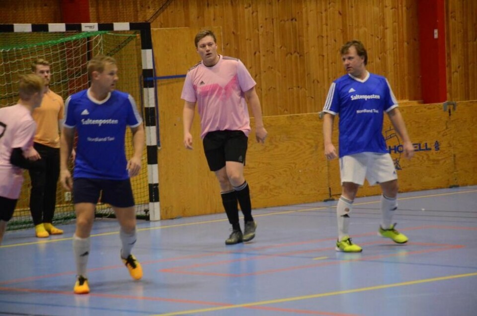 RUND BALL.Mange kommer hjem på juleferie og er med i X-mas cup. Vidar Gjermstad (i midten) spiller til vanlig amerikansk fotball i Stockholm. I 2019 spilte han med rund ball i romjula. RUND BALL.Mange kommer hjem på juleferie og er med i X-mas cup. Vidar Gjermstad (i midten) spiller til vanlig amerikansk fotball i Stockholm. I 2019 spilte han med rund ball i romjula. Foto: Espen Johansen