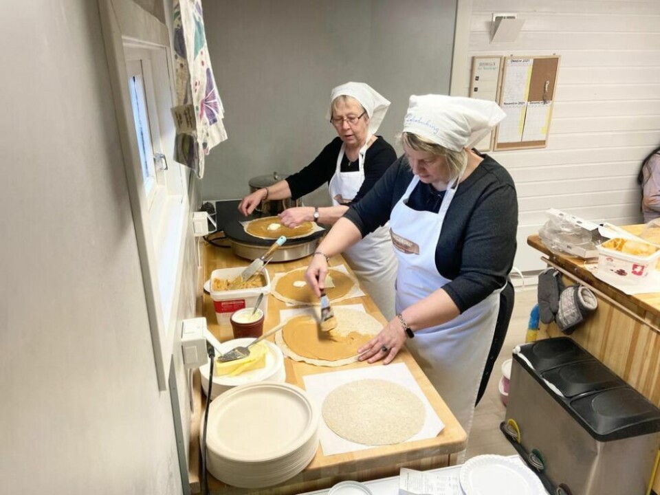 LEFSEKJØR. Irene Jansen og Lisa Grimstad preppet møsbrømlefser så det nær luktet svidd i bakstehuset. LEFSEKJØR. Irene Jansen og Lisa Grimstad preppet møsbrømlefser så det nær luktet svidd i bakstehuset. Foto: Kenneth Strømsvåg