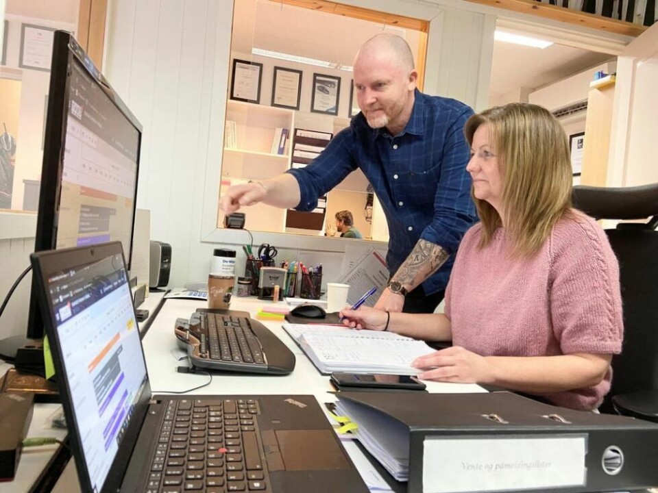 PLOTTER TIMER. Kontoransvarlig Trude Barkhald Sandberg plotter inn framtidige oppkjøringstimer for elevene til kjøreskole-lærer Terje Barkhald. De to oppfordrer elevene til å la kjøreskolen ta seg av bestilling av førerprøver. PLOTTER TIMER. Kontoransvarlig Trude Barkhald Sandberg plotter inn framtidige oppkjøringstimer for elevene til kjøreskole-lærer Terje Barkhald. De to oppfordrer elevene til å la kjøreskolen ta seg av bestilling av førerprøver. Foto: Kenneth Strømsvåg