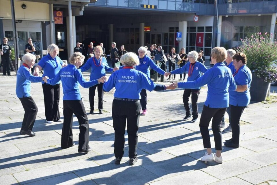SVINGET SEG I SENTRUM. Fauske seniordans åpnet folkehelseuka tidligere i høst med dans i solskinnet til stor glede for tilskuerne som hadde samlet seg på torget. SVINGET SEG I SENTRUM. Fauske seniordans åpnet folkehelseuka tidligere i høst med dans i solskinnet til stor glede for tilskuerne som hadde samlet seg på torget. Foto: Eva S. Winther