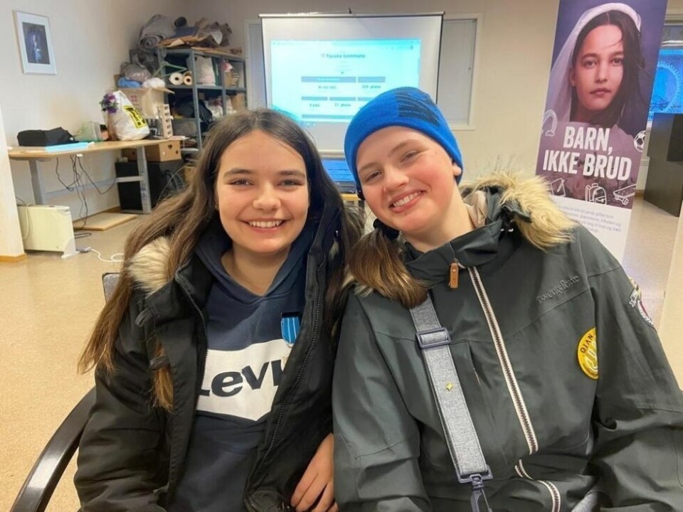 FORNØYDE. India Helldahl og Stina Melvik (begge 12) var fornøyd med innsatsen under TV-aksjonen på Fauske. De to har flere år som bøsse-bærere bak seg allerede. FORNØYDE. India Helldahl og Stina Melvik (begge 12) var fornøyd med innsatsen under TV-aksjonen på Fauske. De to har flere år som bøsse-bærere bak seg allerede. Foto: Kenneth Strømsvåg