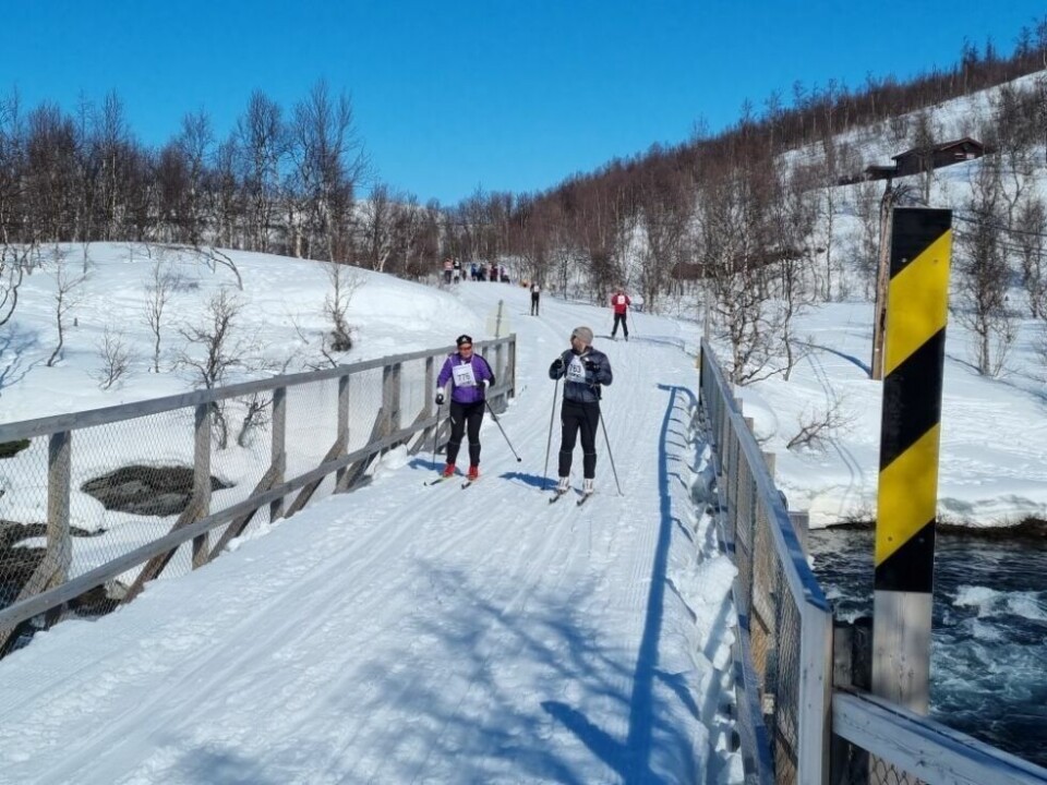 Såki 2022Siri Slettmyr på vei over brua.