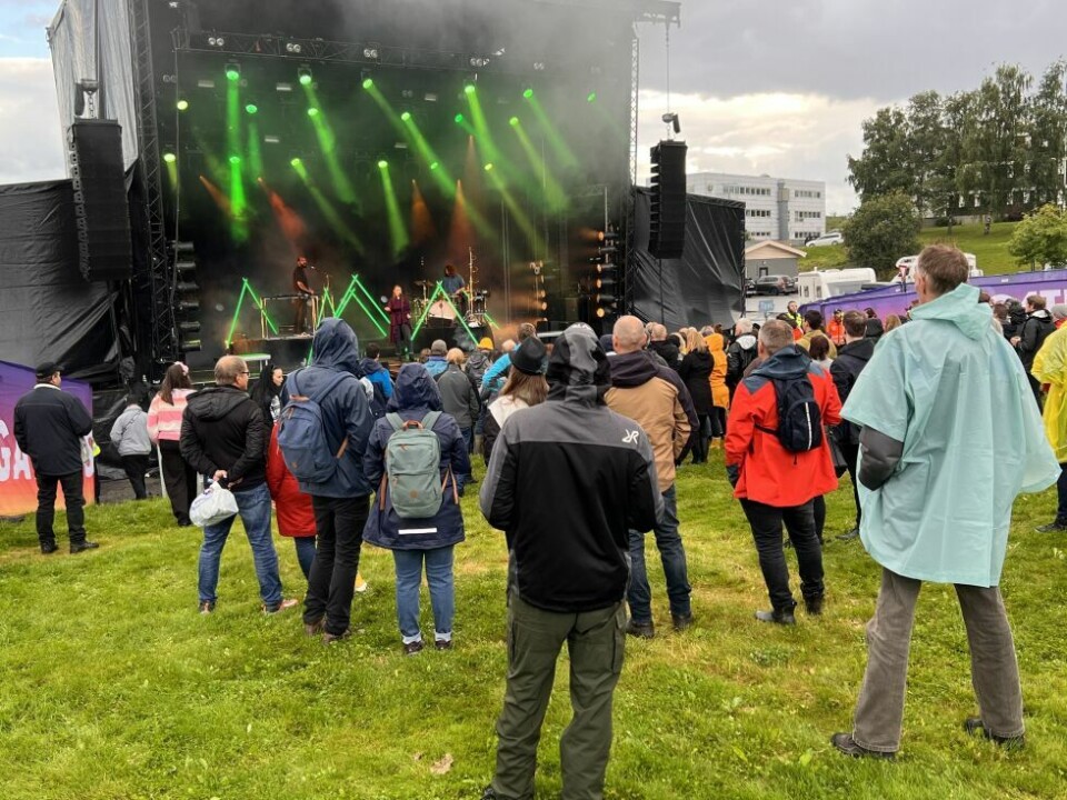 Gata-fredagenPÅ PLASS. Gata-stemningen steg raskt utover fredagen og folk smilte og koste seg, litt regn til tross.
