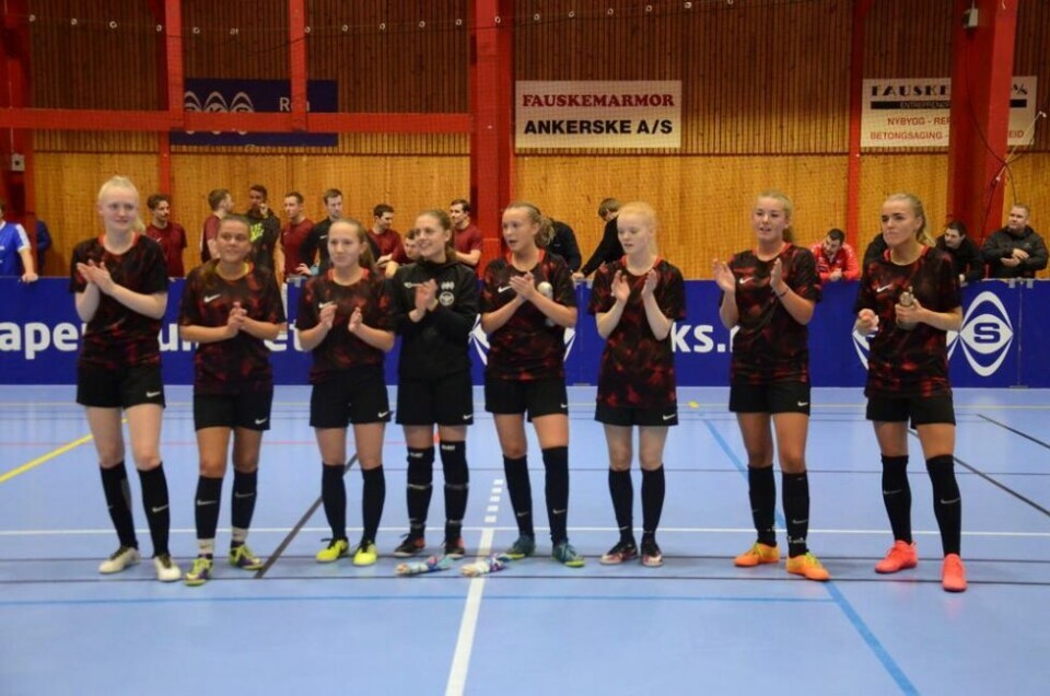 VANT IGJEN. FC Savage vant SKS X-mas cup for fjerde gang sist den ble arrangert. På laget spilte Andrea Holmstrøm, Eva Madsen Aaøyen, Marthe Testad, Jenny Wenberg, Thea Testad, Kine Sofie Eliassen, Oda Martine Bangfil, Janne Høgseth, Ulrikke Wisth. VANT IGJEN. FC Savage vant SKS X-mas cup for fjerde gang sist den ble arrangert. På laget spilte Andrea Holmstrøm, Eva Madsen Aaøyen, Marthe Testad, Jenny Wenberg, Thea Testad, Kine Sofie Eliassen, Oda Martine Bangfil, Janne Høgseth, Ulrikke Wisth. Foto: Espen Johansen