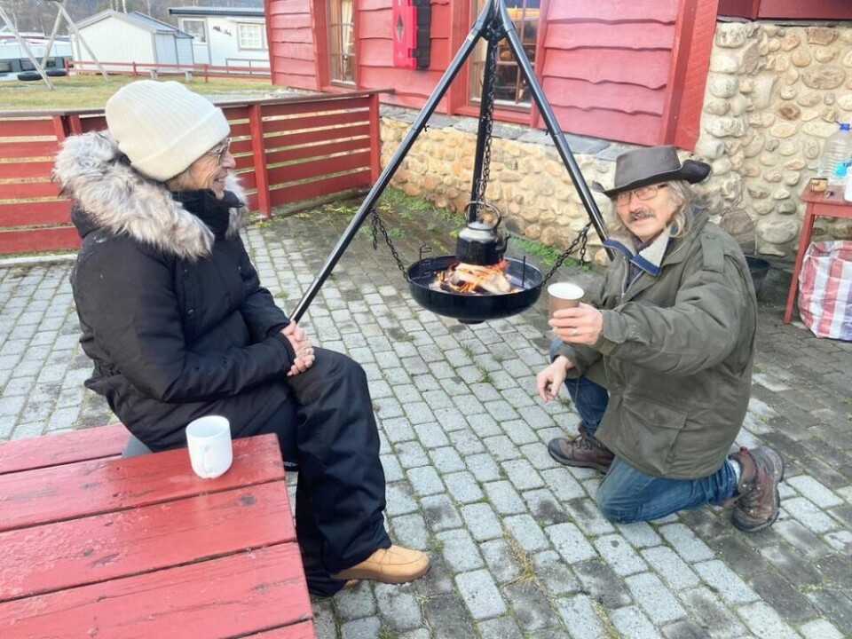 BÅLKAFFE-STASJONEN. Hilde og Tony Johansen sørget for brennheit og akkurat passe kruttsterk bålkaffe til gjestene. De var pratsomme, kunne Tony rapportere. Gjestene altså. BÅLKAFFE-STASJONEN. Hilde og Tony Johansen sørget for brennheit og akkurat passe kruttsterk bålkaffe til gjestene. De var pratsomme, kunne Tony rapportere. Gjestene altså. Foto: Kenneth Strømsvåg