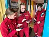 VIPPSE-TID. Ambulanse-kollegaene Michelle Olsen, Berit Lofthus og William Kvalsund grep mobiltelefonene fatt da bøssebæreren ba om påfyll søndag. Foto: Kenneth Strømsvåg