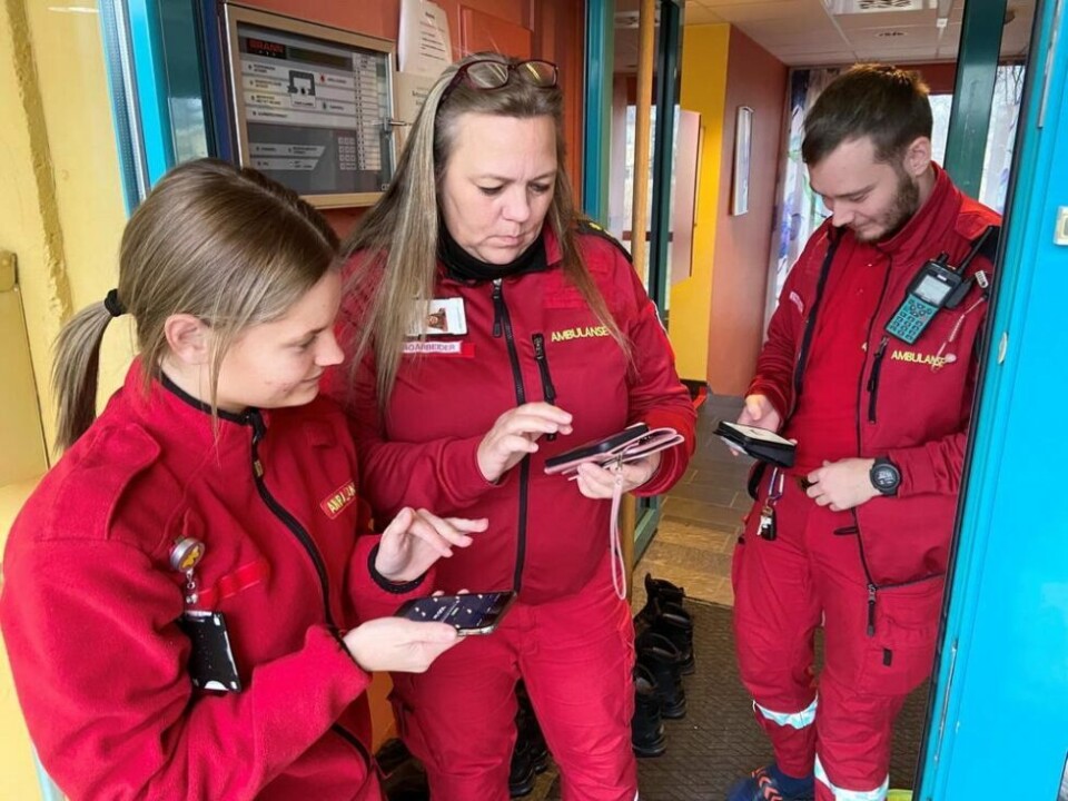 VIPPSE-TID. Ambulanse-kollegaene Michelle Olsen, Berit Lofthus og William Kvalsund grep mobiltelefonene fatt da bøssebæreren ba om påfyll søndag. VIPPSE-TID. Ambulanse-kollegaene Michelle Olsen, Berit Lofthus og William Kvalsund grep mobiltelefonene fatt da bøssebæreren ba om påfyll søndag. Foto: Kenneth Strømsvåg