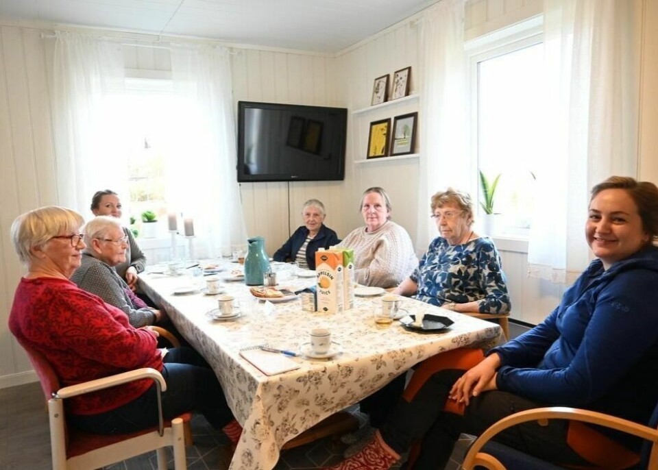 SAMLET GJENG. Fra venstre rundt bordet Synøve Langø (83), Harriet Lundbakk (92), Karine Krogh, Solveig Holmegård (82), Brit Tove Christensen (60), Hanna Lindstrøm (91) og Ida Griegel Solhaug. Evelyn Løkås bruker å være med hver tirsdag, men var ikke tilstede i dag. SAMLET GJENG. Fra venstre rundt bordet Synøve Langø (83), Harriet Lundbakk (92), Karine Krogh, Solveig Holmegård (82), Brit Tove Christensen (60), Hanna Lindstrøm (91) og Ida Griegel Solhaug. Evelyn Løkås bruker å være med hver tirsdag, men var ikke tilstede i dag.