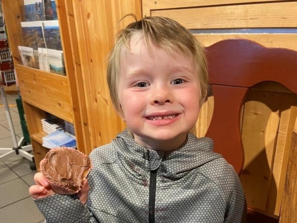 TROPISK LYKKE. Fire år unge og muffinsglade Edwin Sjåvik Skagstad fant seg en favoritt; tropisk aromamuffins. TROPISK LYKKE. Fire år unge og muffinsglade Edwin Sjåvik Skagstad fant seg en favoritt; tropisk aromamuffins. Foto: Kenneth Strømsvåg