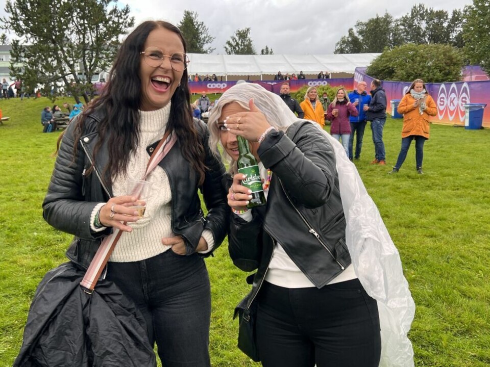 Gata-fredagenPÅ PLASS. Gata-stemningen steg raskt utover fredagen og folk smilte og koste seg, litt regn til tross.