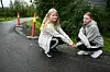 KLAR MELDING. Venninnene Mirian Cecilie Elstad Olsen (12) og Andrea Thuv (12) bønnfalte bilistene om å ta det med ro i nabolaget. Foto: Kenneth Strømsvåg