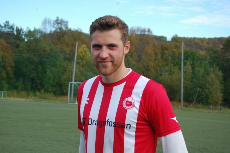 BEST FOR LAGET. Emil Pettersen og trener Øyvind Albinussen er enige om at det er best for laget at den dyktige målscoreren spiller på midtbanen. BEST FOR LAGET. Emil Pettersen og trener Øyvind Albinussen er enige om at det er best for laget at den dyktige målscoreren spiller på midtbanen. Foto: Alle foto Stig Bjørnar Karlsen