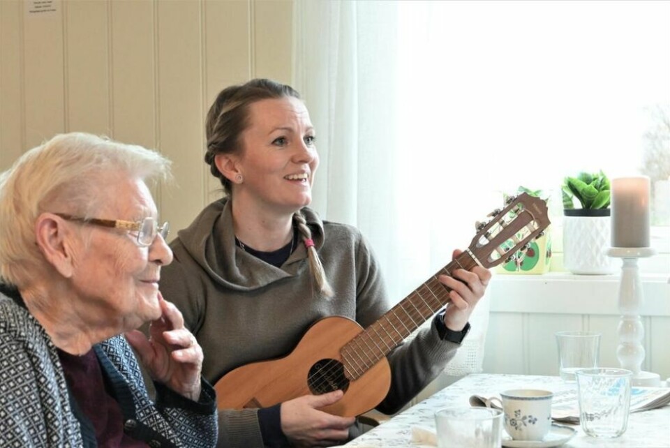 Musikkstund. Karine Krogh som jobber for Gode øyeblikk dro frem et instrument hun forteller heter gitalele. Både spillinga og sangen fra Karine var helt fortryllende. Musikkstund. Karine Krogh som jobber for Gode øyeblikk dro frem et instrument hun forteller heter gitalele. Både spillinga og sangen fra Karine var helt fortryllende.