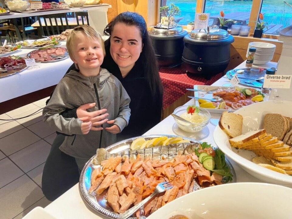 METT I MAGEN. Mammaen til Edwin, Helene Nygård Sjåvik, innrømmer at metthetsfølelsen tok henne litt utpå ettermiddagen søndag. METT I MAGEN. Mammaen til Edwin, Helene Nygård Sjåvik, innrømmer at metthetsfølelsen tok henne litt utpå ettermiddagen søndag. Foto: Kenneth Strømsvåg