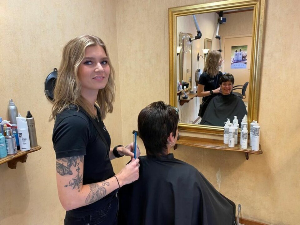 I SAMME HUS. Stina Johnsen (28) fra Fauske har startet firmaet Noor frisør og leier plass hos Frisørstua der Ann Kristin Korneliussen (52) har drevet salong i over 20 år. Alle foto: Eva S. WintherTOK STEGET. - Jeg har tenkt på det å starte for meg selv en stund, og nå er ungene blitt litt større, så da passet det, sier Stina.MYE Å GJØRE. - Det har vært en fin start, og jeg har hatt både nye og gamle kunder, forteller Stina Johnsen.EN FORDEL. Det er bedre å være to i lag enn å drive alene, synes de to fauskefrisørene. I SAMME HUS. Stina Johnsen (28) fra Fauske har startet firmaet Noor frisør og leier plass hos Frisørstua der Ann Kristin Korneliussen (52) har drevet salong i over 20 år. Alle foto: Eva S. Winther