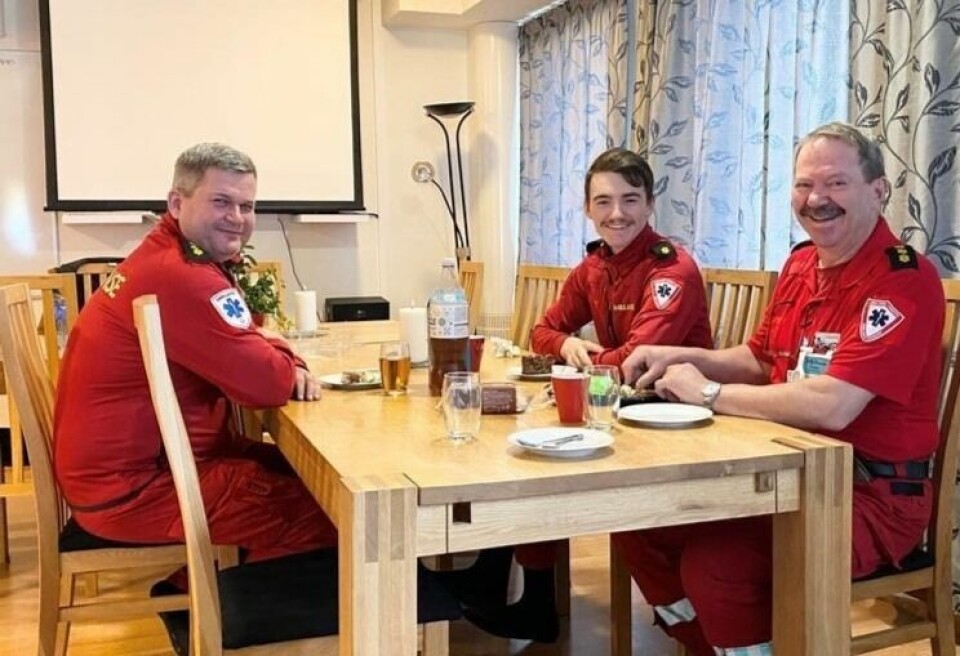 KAKE, BRUS OG BREDE GLIS. Ronny Arve Stormo, Emil-André Andersen og Willy Sigfred Paasche feiret med kake og brus fredag. Den foreløpige fredningen av ordningen med stasjonsvakt ble tatt godt imot på ambulansestasjonen i Saltdal. KAKE, BRUS OG BREDE GLIS. Ronny Arve Stormo, Emil-André Andersen og Willy Sigfred Paasche feiret med kake og brus fredag. Den foreløpige fredningen av ordningen med stasjonsvakt ble tatt godt imot på ambulansestasjonen i Saltdal. Foto: Victoria Hansen Eriksen