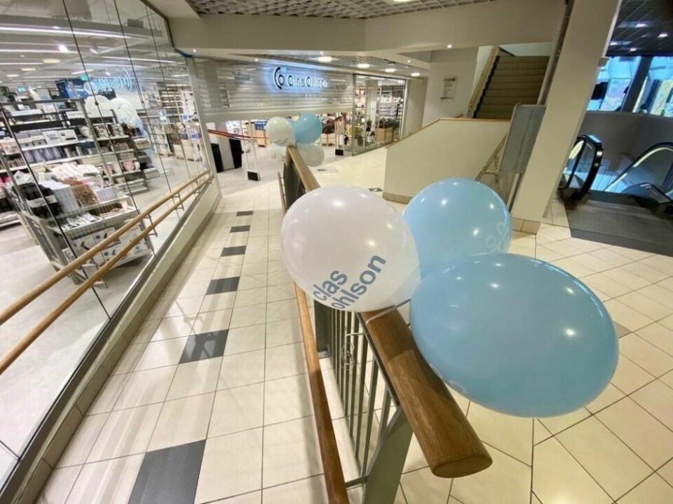 FESTPYNTET. Ballongene er fylt opp med luft, dispenserne med sprit og silkebånd er klare til å klippes. Alt er i rute før butikkåpningen med ordfører Marlen Rendall Berg som en av de inviterte. FESTPYNTET. Ballongene er fylt opp med luft, dispenserne med sprit og silkebånd er klare til å klippes. Alt er i rute før butikkåpningen med ordfører Marlen Rendall Berg som en av de inviterte. Foto: Kenneth Strømsvåg