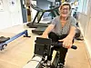 IRMA I FARTA. Irma Elisabeth Almo (85) tar skikkelig i med en treningsøkt på romaskinen. Hun har blitt en god venn med maskinen etter at hun fikk fast følge med treningssenteret. Foto: Kenneth Strømsvåg