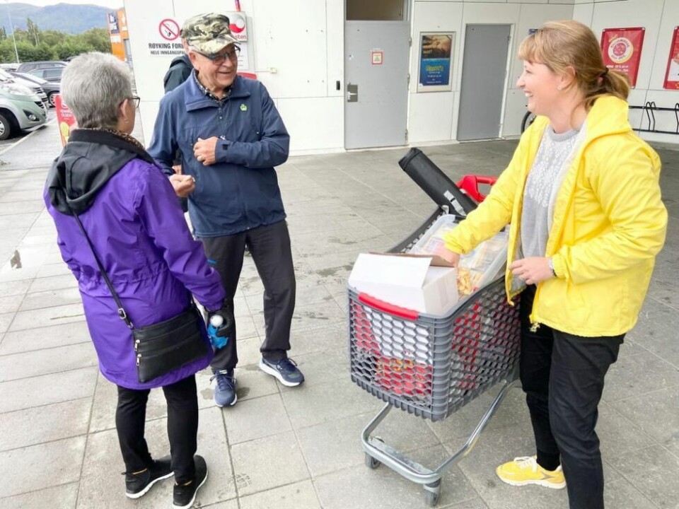PÅ JAKT ETTER SNOP. Haakon Borge er glad i søtsaker. Flaks for han var det at Ingelin Noresjø hadde kurven full av drops. Kona Bjørg kan bekrefte at ektemannen liker det søte. PÅ JAKT ETTER SNOP. Haakon Borge er glad i søtsaker. Flaks for han var det at Ingelin Noresjø hadde kurven full av drops. Kona Bjørg kan bekrefte at ektemannen liker det søte. Foto: Kenneth Strømsvåg