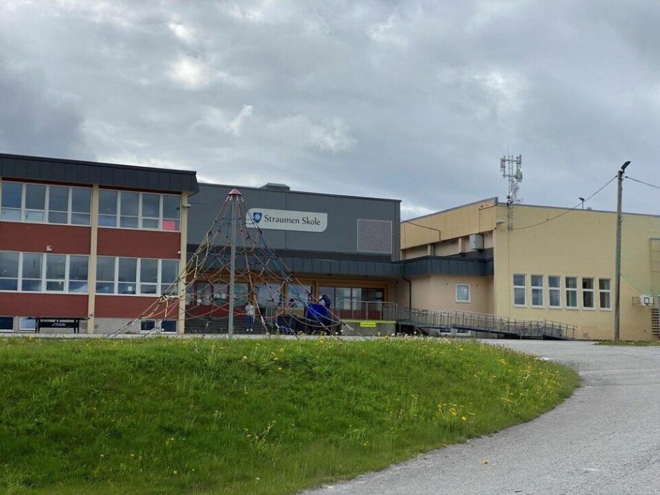 DELVIS STENGT. Straumen skole er delvis stengt ned etter at det ble oppdaget smitte hos en av elevene. DELVIS STENGT. Straumen skole er delvis stengt ned etter at det ble oppdaget smitte hos en av elevene. Foto: Eva S. Winther