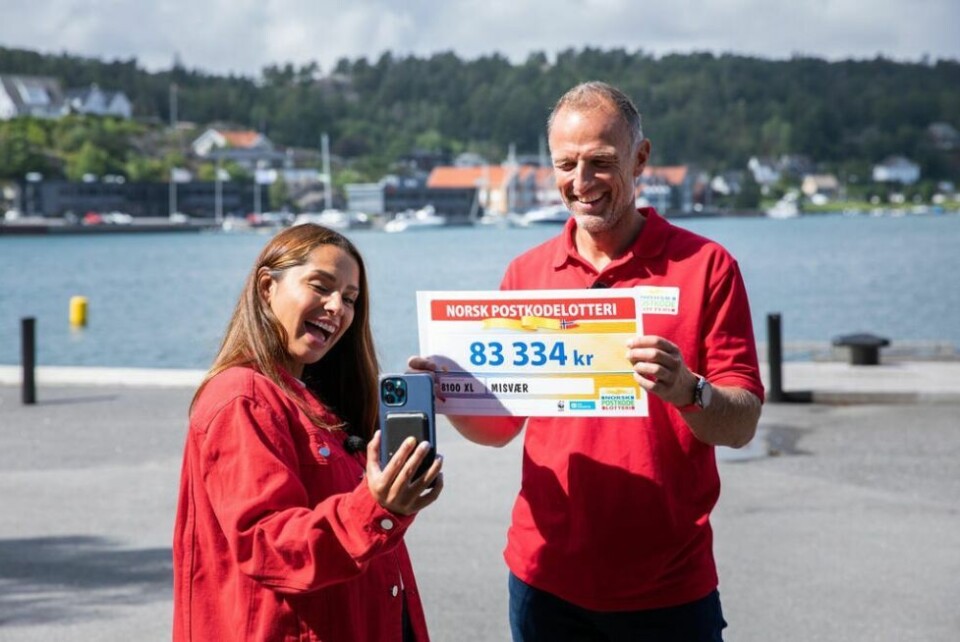 DELER UT. Tom Stiansen og Jorun Stiansen som har som jobb å reise land og strand rundt for å dele ut blomster, gevinstsjekker og klemmer til lotteriets mange heldige vinnere. DELER UT. Tom Stiansen og Jorun Stiansen som har som jobb å reise land og strand rundt for å dele ut blomster, gevinstsjekker og klemmer til lotteriets mange heldige vinnere.