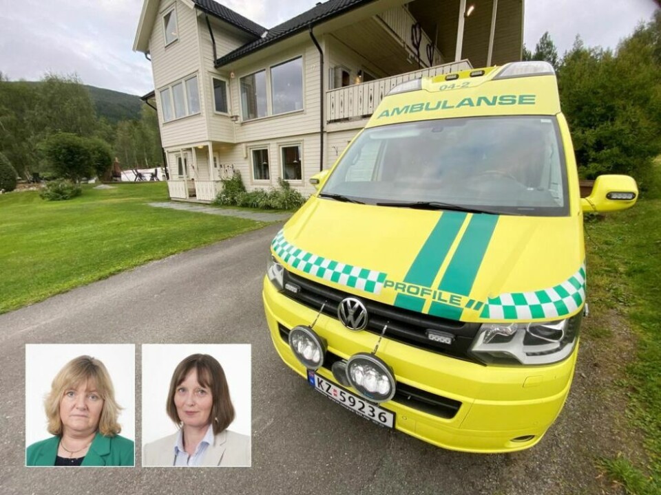 PROTESTERER. Ordfører Monika Sande (nede til venstre) og kommunalleder Lisbeth Movik er bekymret for innbyggernes liv og helse dersom ambulansetjenesten går tilbake til hjemmevaktordningen. Under pandemien har det vært stasjonsvakt plassert i boligfeltet Løssiheimen på Trones. PROTESTERER. Ordfører Monika Sande (nede til venstre) og kommunalleder Lisbeth Movik er bekymret for innbyggernes liv og helse dersom ambulansetjenesten går tilbake til hjemmevaktordningen. Under pandemien har det vært stasjonsvakt plassert i boligfeltet Løssiheimen på Trones. Foto: Kenneth Strømsvåg