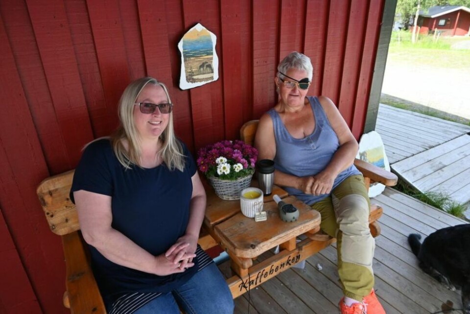 TID FOR KAFFE. Laila Nilsen og gjest Evy-Ann Andersen nyter kaffe i solveggen ved Sulitjelma feriesenter. TID FOR KAFFE. Laila Nilsen og gjest Evy-Ann Andersen nyter kaffe i solveggen ved Sulitjelma feriesenter. Foto: Kenneth Strømsvåg