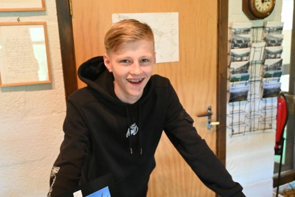 SOMMERVERT. Emil Moan Larsen (16) er én av to unggutter som er vertskap på Sulitjelma gruvemuseum i sommer. SOMMERVERT. Emil Moan Larsen (16) er én av to unggutter som er vertskap på Sulitjelma gruvemuseum i sommer. Foto: Kenneth Strømsvåg