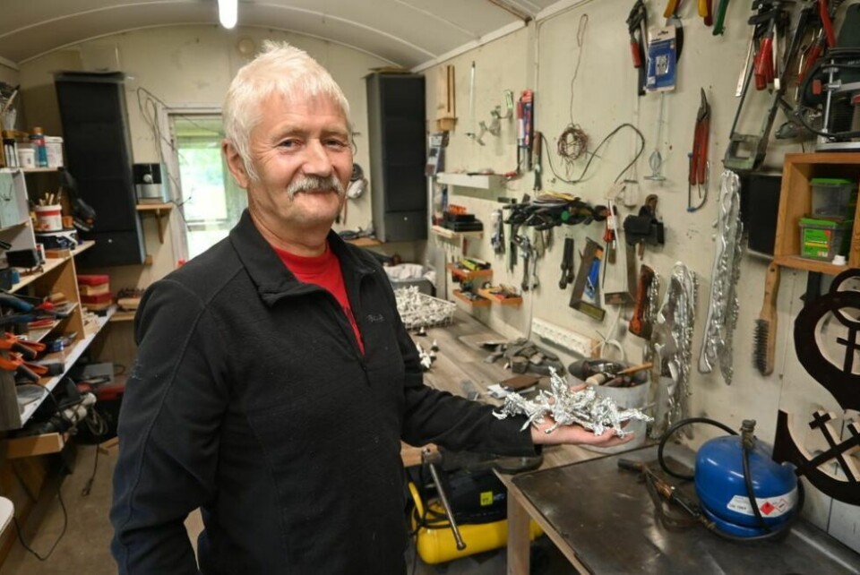 SNØ-SKAPT PODIE. Geir Olsen oppdaget ved en tilfeldighet at smeltet tinn i møtet med ren og tørr snø skapte det som i dag brukes som et slags podie for små-rypene. SNØ-SKAPT PODIE. Geir Olsen oppdaget ved en tilfeldighet at smeltet tinn i møtet med ren og tørr snø skapte det som i dag brukes som et slags podie for små-rypene. Foto: Alle foto: Kenneth Strømsvåg