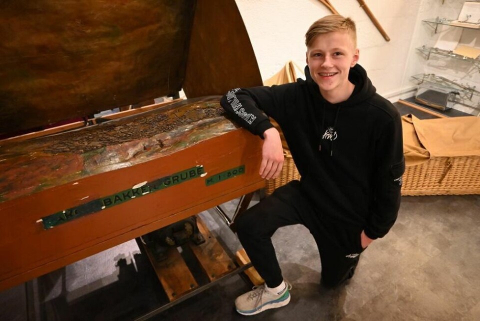 BLID. Verten på museet er blid og svarer gjerne på spørsmål de besøkende måtte ha om tingene som er utstilt. BLID. Verten på museet er blid og svarer gjerne på spørsmål de besøkende måtte ha om tingene som er utstilt. Foto: Kenneth Strømsvåg