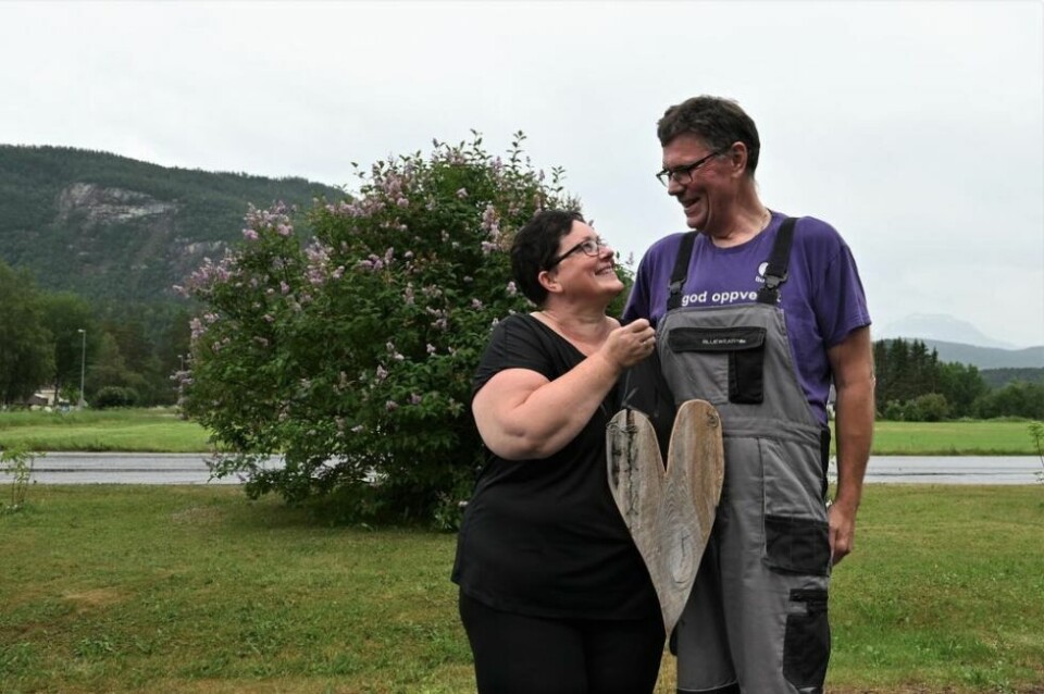 HJERTER I BRANN. Kona Merethe er sjeleglad for at ektemannen har funnet glede i å skape de snurrigste figurer ut av skrapjern. HJERTER I BRANN. Kona Merethe er sjeleglad for at ektemannen har funnet glede i å skape de snurrigste figurer ut av skrapjern. Foto: Lise Ailin Rosvoll Berntzen