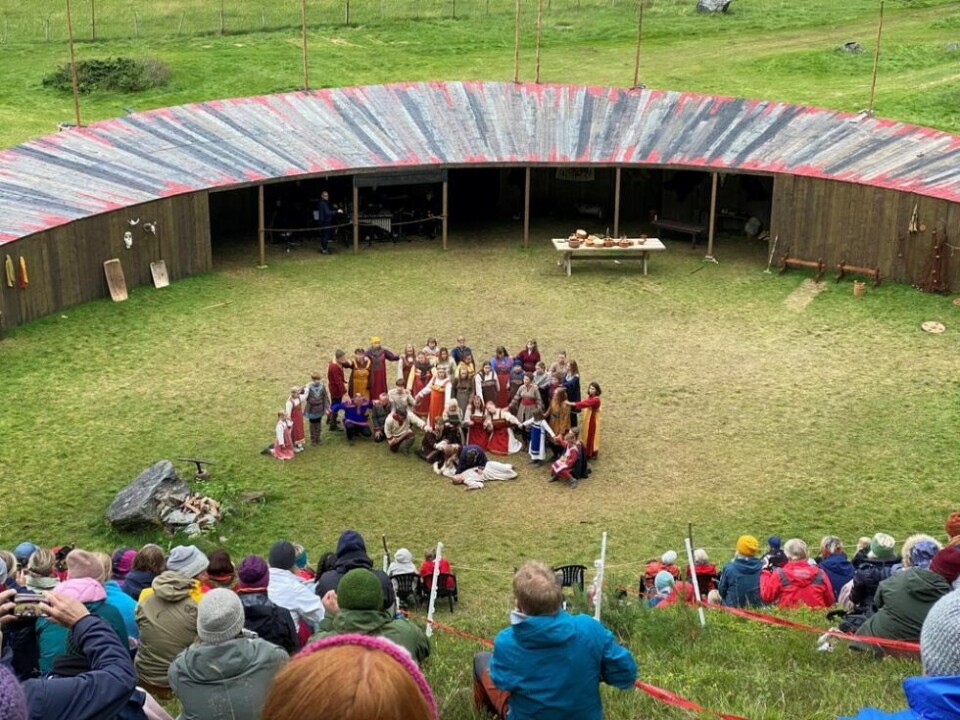 RING I RING. Smått hustrig vær til tross. Sagaspillet anno 2021 på Engeløya i Steigen sies ifølge publikum å ha blitt en suksess, med kjente navn og glade amatører på plakaten. RING I RING. Smått hustrig vær til tross. Sagaspillet anno 2021 på Engeløya i Steigen sies ifølge publikum å ha blitt en suksess, med kjente navn og glade amatører på plakaten. Foto: Eva S. Winther