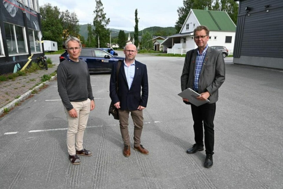 NULL IGJEN. Det er siste døgn ikke registrert nye smittede i Saltdal. Smittejakt-teamet, her representert ved kommuneoverlege Kjell Gunnar Skodvin, konstituert kommunedirektør Stein Ole Rørvik og varaordfører Sverre Breivik minner likevel på å ta situasjonen på alvor. NULL IGJEN. Det er siste døgn ikke registrert nye smittede i Saltdal. Smittejakt-teamet, her representert ved kommuneoverlege Kjell Gunnar Skodvin, konstituert kommunedirektør Stein Ole Rørvik og varaordfører Sverre Breivik minner likevel på å ta situasjonen på alvor. Foto: Kenneth Strømsvåg