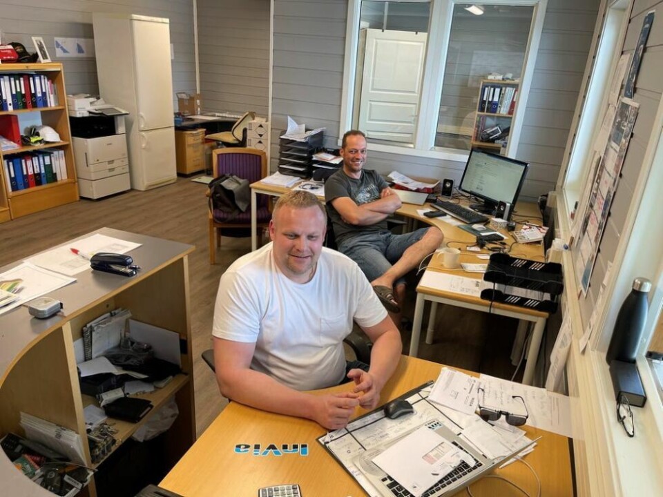 I MOTTAKET. Johan Eriksen er styreleder i det nye dattersalskapet. Her i kundemottaket sammen med prosjektleder Espen Mario Villavicencio Petersen. I MOTTAKET. Johan Eriksen er styreleder i det nye dattersalskapet. Her i kundemottaket sammen med prosjektleder Espen Mario Villavicencio Petersen. Foto: Helge Simonsen