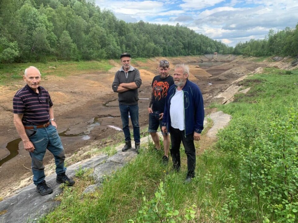 TØRRLAGT. Hytteeierne er fortvilet over at Møllvatnet eller Kvæledammen ligger tørrlagt.Fra venstre Oddmund Madsen, Jonny Fridtjofsen, Roy Bekken og Tore Madsen ved TØRRLAGT. Hytteeierne er fortvilet over at Møllvatnet eller Kvæledammen ligger tørrlagt.Fra venstre Oddmund Madsen, Jonny Fridtjofsen, Roy Bekken og Tore Madsen ved Foto: Frank Øvrewall