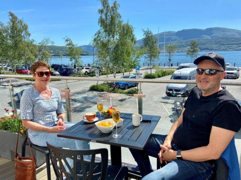 DE FØRSTE GJESTENE. Bente Nøvik (66) og Steinar Bang Hansen var de to første gjestene som ankom når hotellet åpnet uteserveringen fredag formiddag. De hadde tatt turen helt fra Bodø. DE FØRSTE GJESTENE. Bente Nøvik (66) og Steinar Bang Hansen var de to første gjestene som ankom når hotellet åpnet uteserveringen fredag formiddag. De hadde tatt turen helt fra Bodø. Foto: Alle foto Lise Berntzen