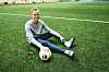 KORT VED ØRENE. Sondre Nyland stilte i slippers og med ny sveis i starten av uka, på sommerfotballskolen til laget i hans hjerte, FK Fauske/Sprint. Foto: Kenneth Strømsvåg
