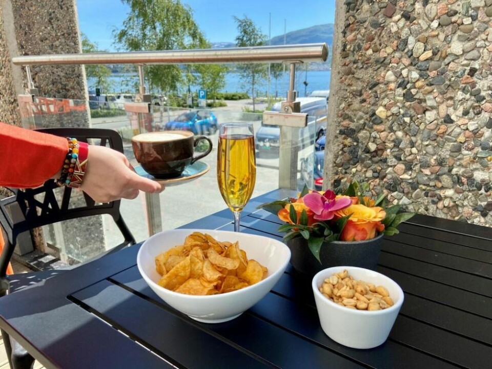 FRISTENDE. Det frister å bli sittende i sola på terrassen til hotellet for så å dra videre til Kaptein Larsen senere på kvelden. FRISTENDE. Det frister å bli sittende i sola på terrassen til hotellet for så å dra videre til Kaptein Larsen senere på kvelden.