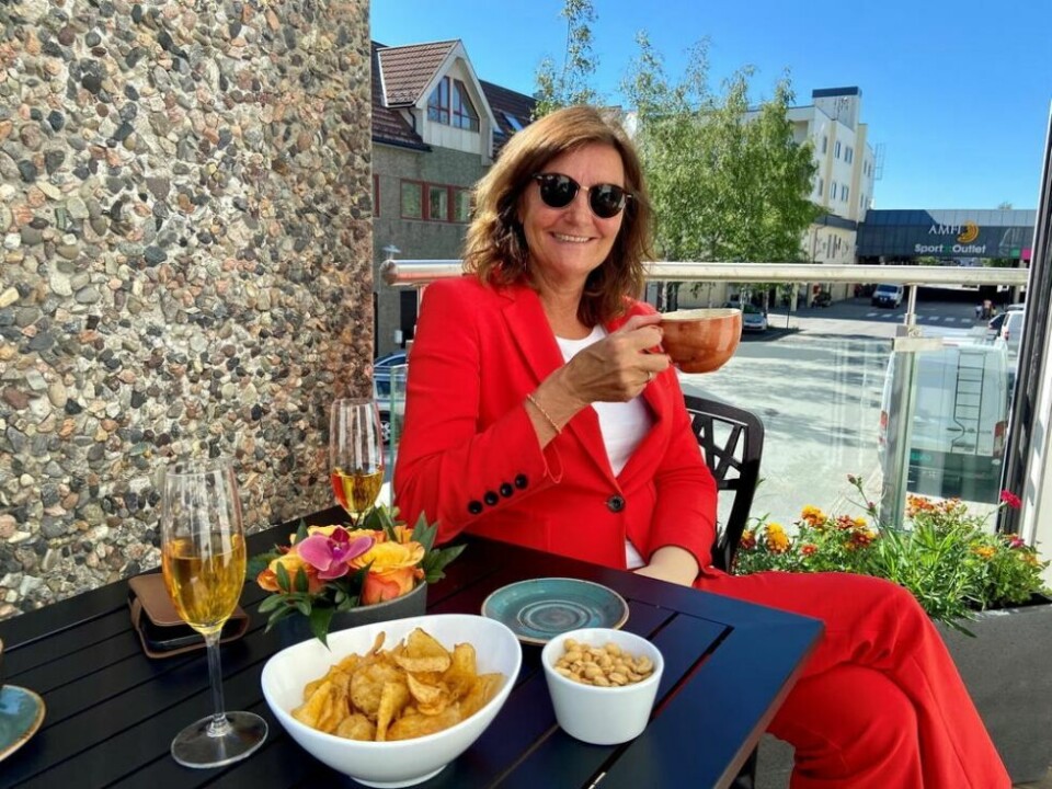 EN VELFORTJENT PAUSE. Hotelldirektør Trine Nøvik tar en velfortjent pause i sola. Hotellet har rekord i antall overnattingsgjester i juni og juli. EN VELFORTJENT PAUSE. Hotelldirektør Trine Nøvik tar en velfortjent pause i sola. Hotellet har rekord i antall overnattingsgjester i juni og juli.