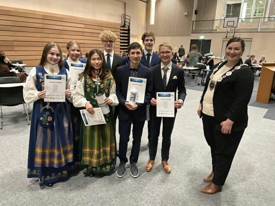 KORT FILM GA GJEV PRIS. Seks elever ved Valnesfjord skole avsluttet grunnskolen med å kassere inn filmpris. Fra venstre; Leandra Nymark, Inger Lise Olsen, Franciska Paulsen, Benjamin Solbakk, Håkon Haugen Aron Hansen og Tian Solstad. Ordfører Marlen Rendall Berg sto for overrekkelsen av Filmfest Salten-juryens Fagpris. KORT FILM GA GJEV PRIS. Seks elever ved Valnesfjord skole avsluttet grunnskolen med å kassere inn filmpris. Fra venstre; Leandra Nymark, Inger Lise Olsen, Franciska Paulsen, Benjamin Solbakk, Håkon Haugen Aron Hansen og Tian Solstad. Ordfører Marlen Rendall Berg sto for overrekkelsen av Filmfest Salten-juryens Fagpris. Foto: Kenneth Strømsvåg