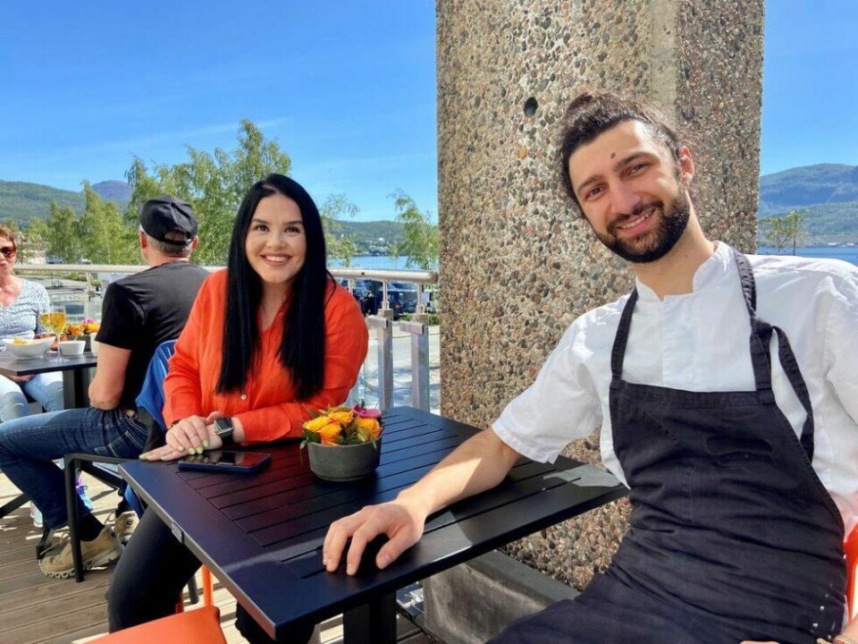 GODT TEAM. Restaurantsjef Andreea Larsen (38) og soussjef Ziad Albuaini (27) er et godt team som sørger for at gjestene får noe godt å spise og drikke. GODT TEAM. Restaurantsjef Andreea Larsen (38) og soussjef Ziad Albuaini (27) er et godt team som sørger for at gjestene får noe godt å spise og drikke.