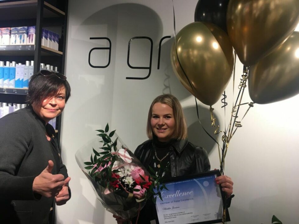 NÅDDE MÅLET. Ulrikke Jensen er utnevnt til Raise Excellense av Linda Sandåker fra Raise-kjeden. NÅDDE MÅLET. Ulrikke Jensen er utnevnt til Raise Excellense av Linda Sandåker fra Raise-kjeden. Foto: Stig Bjørnar Karlsen