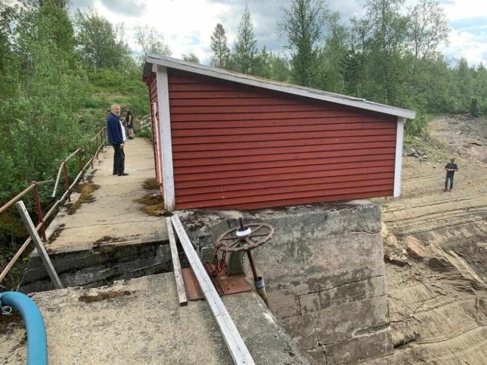 KRAFTIG. Demningen i Møllvatn er en kraftig konstruksjon KRAFTIG. Demningen i Møllvatn er en kraftig konstruksjon Foto: Foto: Frank Øvrewall