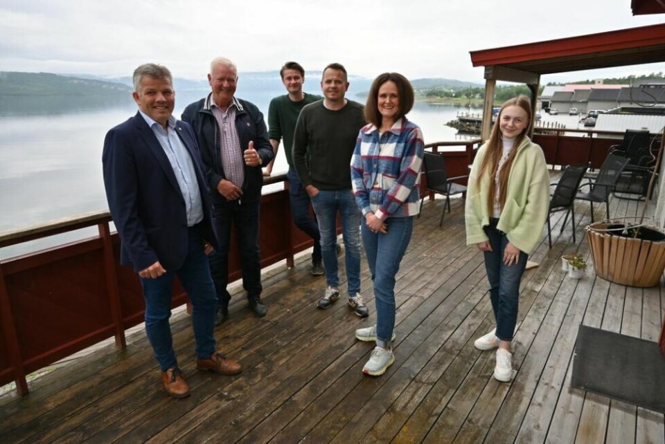 FREDAGSGLIS. Bjørnar Skjæran lokket frem brede glis i går. Til høyre for han; Geir Mosti, Øystein Mathisen, Nils-Christian Steinbakk, Mathilde Winther og Embla Sørensen. FREDAGSGLIS. Bjørnar Skjæran lokket frem brede glis i går. Til høyre for han; Geir Mosti, Øystein Mathisen, Nils-Christian Steinbakk, Mathilde Winther og Embla Sørensen. Foto: Kenneth Strømsvåg