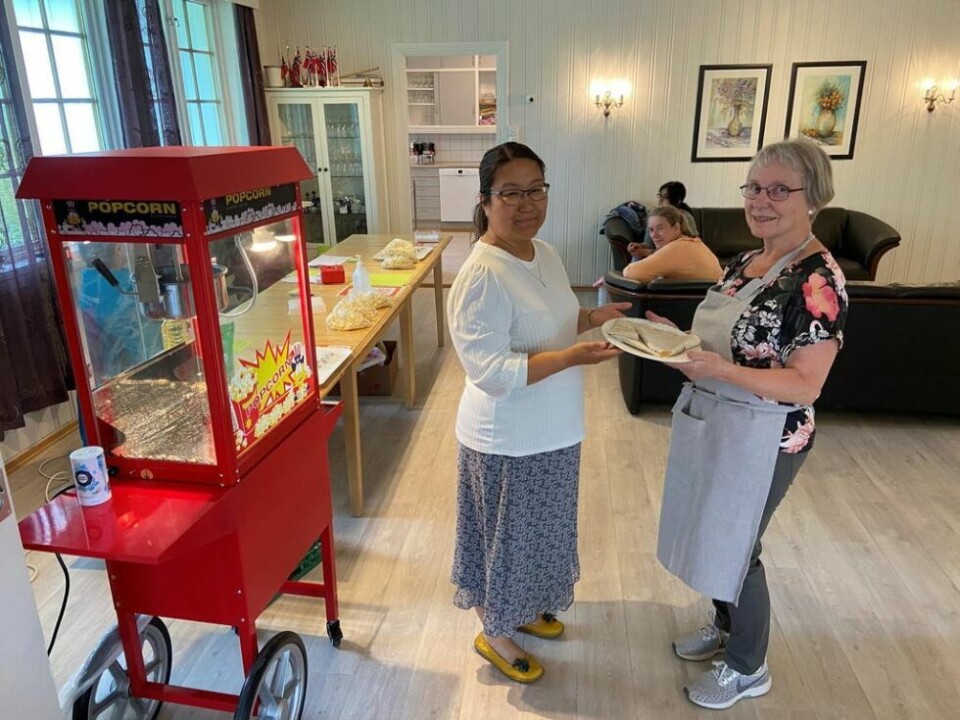 POPPE LEFSER. Diakonarbeider Aina Paulsen og frivillig Inger Ånderbakk rullet ut godbiter akkompagnert av taffelmusikk og hvilepuls i menighetssenteret tirsdag. POPPE LEFSER. Diakonarbeider Aina Paulsen og frivillig Inger Ånderbakk rullet ut godbiter akkompagnert av taffelmusikk og hvilepuls i menighetssenteret tirsdag. Foto: Kenneth Strømsvåg