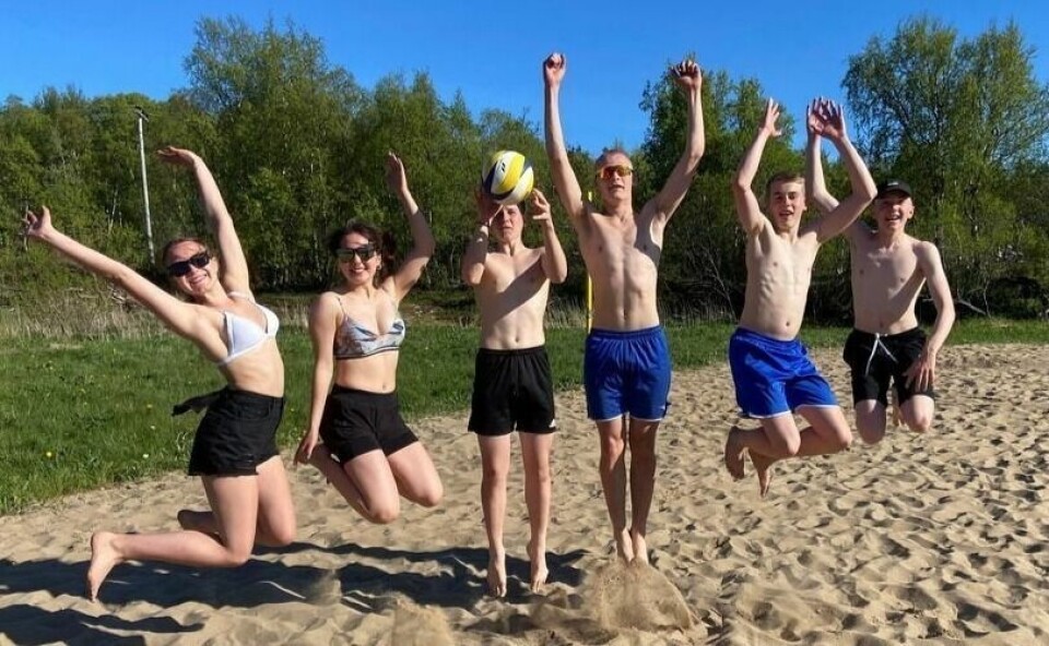 HOPPENDE GLADE. Denne sekstetten synes varmen er vel verdt et realt hopp. Fra venstre ser du Martine Karlsen (15), Sofie Hansen (15), Teodor Melvik (16), Elias Zakariassen (15),Håvard Navjord (16) og Sigurd Bråten (16). HOPPENDE GLADE. Denne sekstetten synes varmen er vel verdt et realt hopp. Fra venstre ser du Martine Karlsen (15), Sofie Hansen (15), Teodor Melvik (16), Elias Zakariassen (15),Håvard Navjord (16) og Sigurd Bråten (16). Foto: Kenneth Strømsvåg
