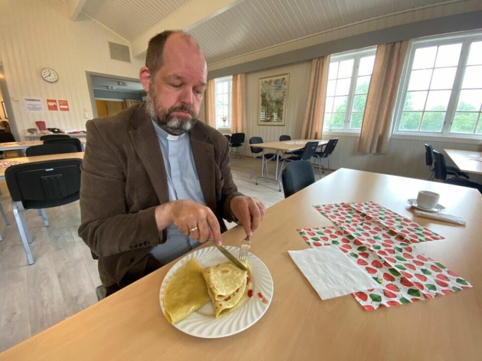 IKKE FAVORITTEN, MEN... Sokneprest Arnt Nordkil tygger noe motvillig i seg en pannekake etter nok et ”nei takk” til møsbrømlefse. IKKE FAVORITTEN, MEN... Sokneprest Arnt Nordkil tygger noe motvillig i seg en pannekake etter nok et ”nei takk” til møsbrømlefse. Foto: Kenneth Strømsvåg