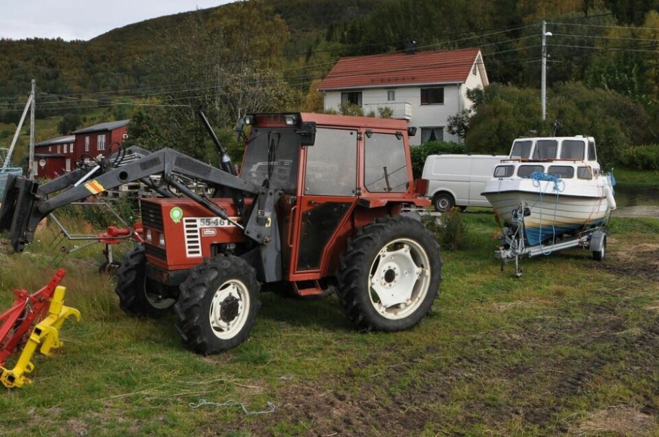 - Dersom en person er skikket til å kjøre en traktor med tilhenger med samlet tillatt totalvekt på 25.000 kilo, er vedkommende også skikket til å kjøre personbil med tung henger, mener Senterpartiet. - Dersom en person er skikket til å kjøre en traktor med tilhenger med samlet tillatt totalvekt på 25.000 kilo, er vedkommende også skikket til å kjøre personbil med tung henger, mener Senterpartiet. Foto: Arkivfoto
